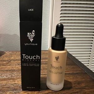 Younique liquid foundation in lace.